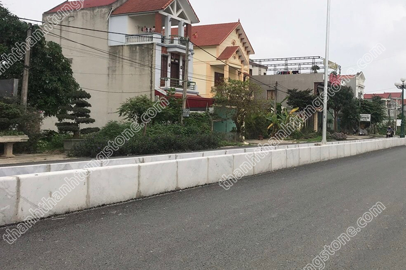 đá dải phân cách 